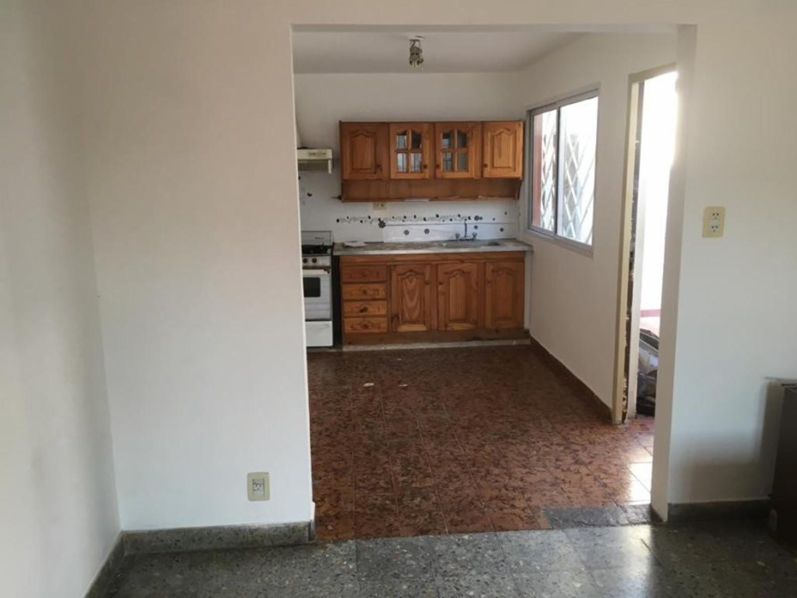 *** APTO CREDITO *** Casa en Esquina de 3 Amb c/ Patio y Terraza — foto 2