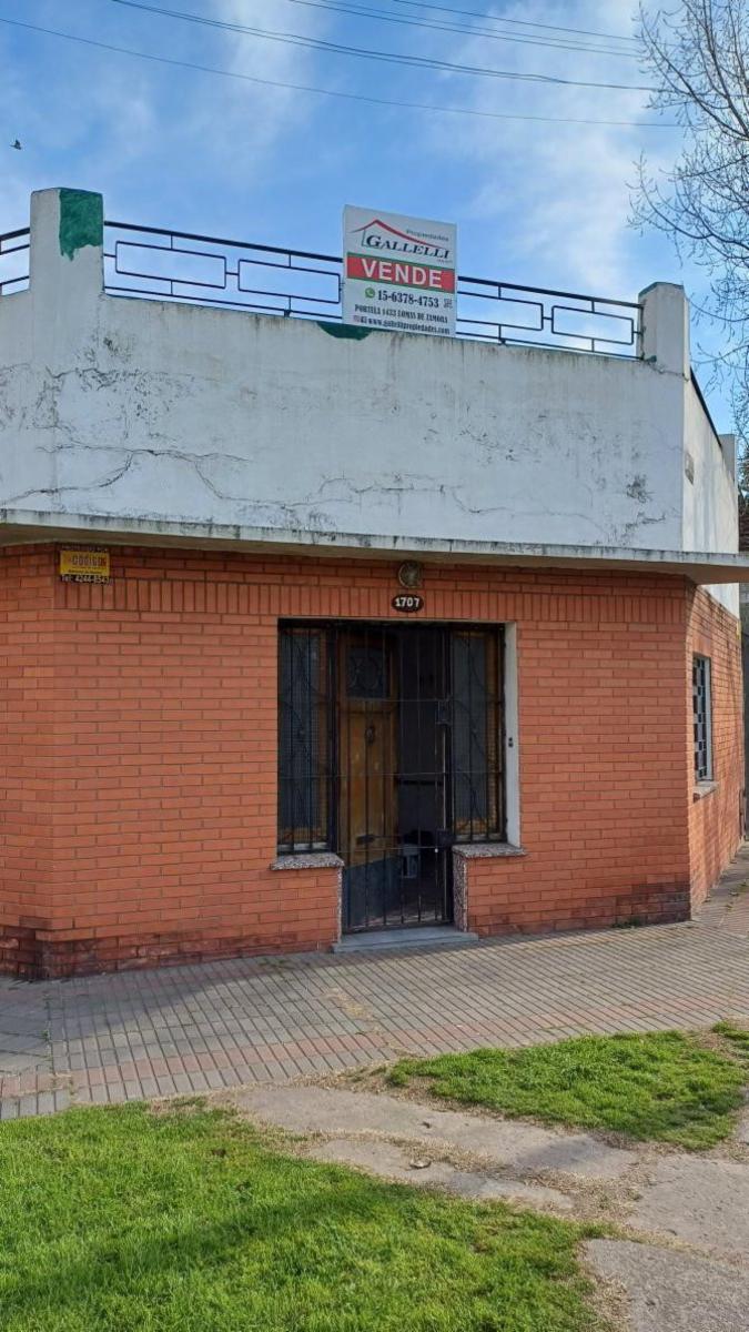 ** APTO CREDITO ** Casa en Esquina de 3 Ambientes c/ Cochera