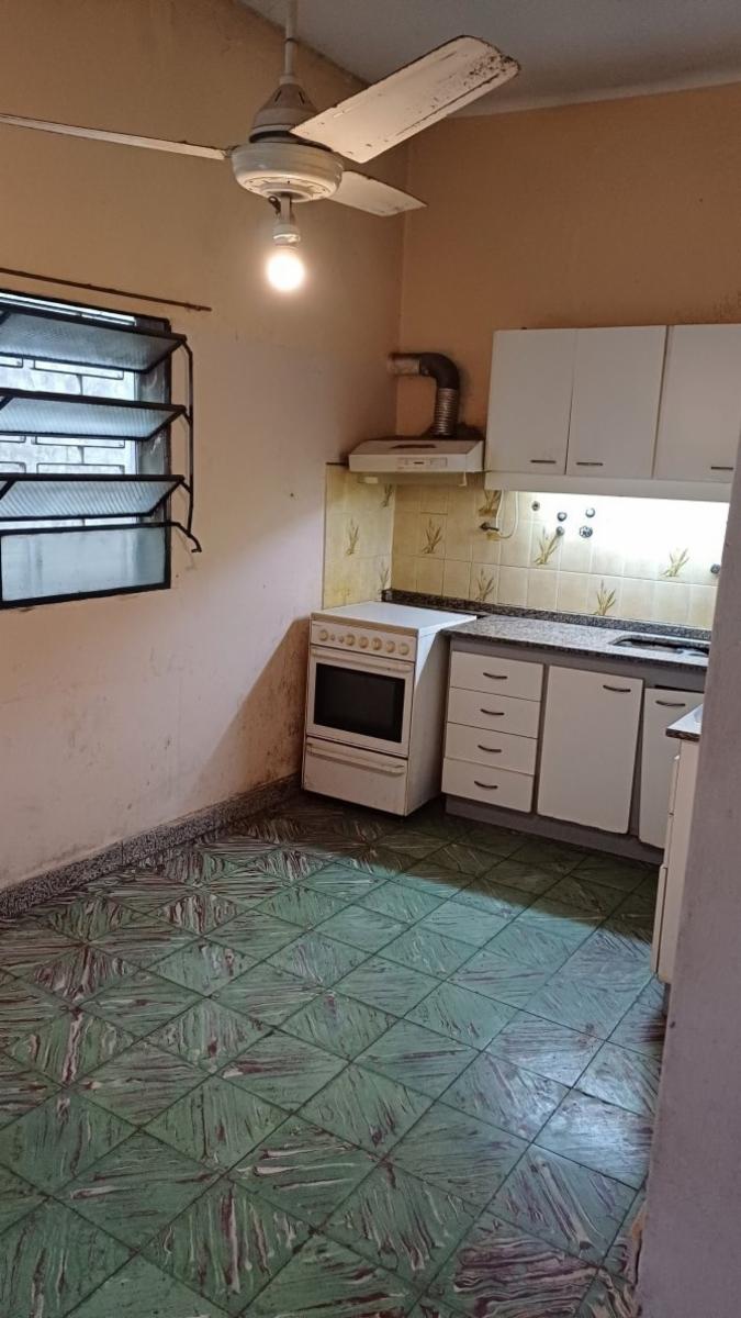 ** APTO CREDITO ** Casa en Esquina de 3 Ambientes c/ Cochera — foto 3