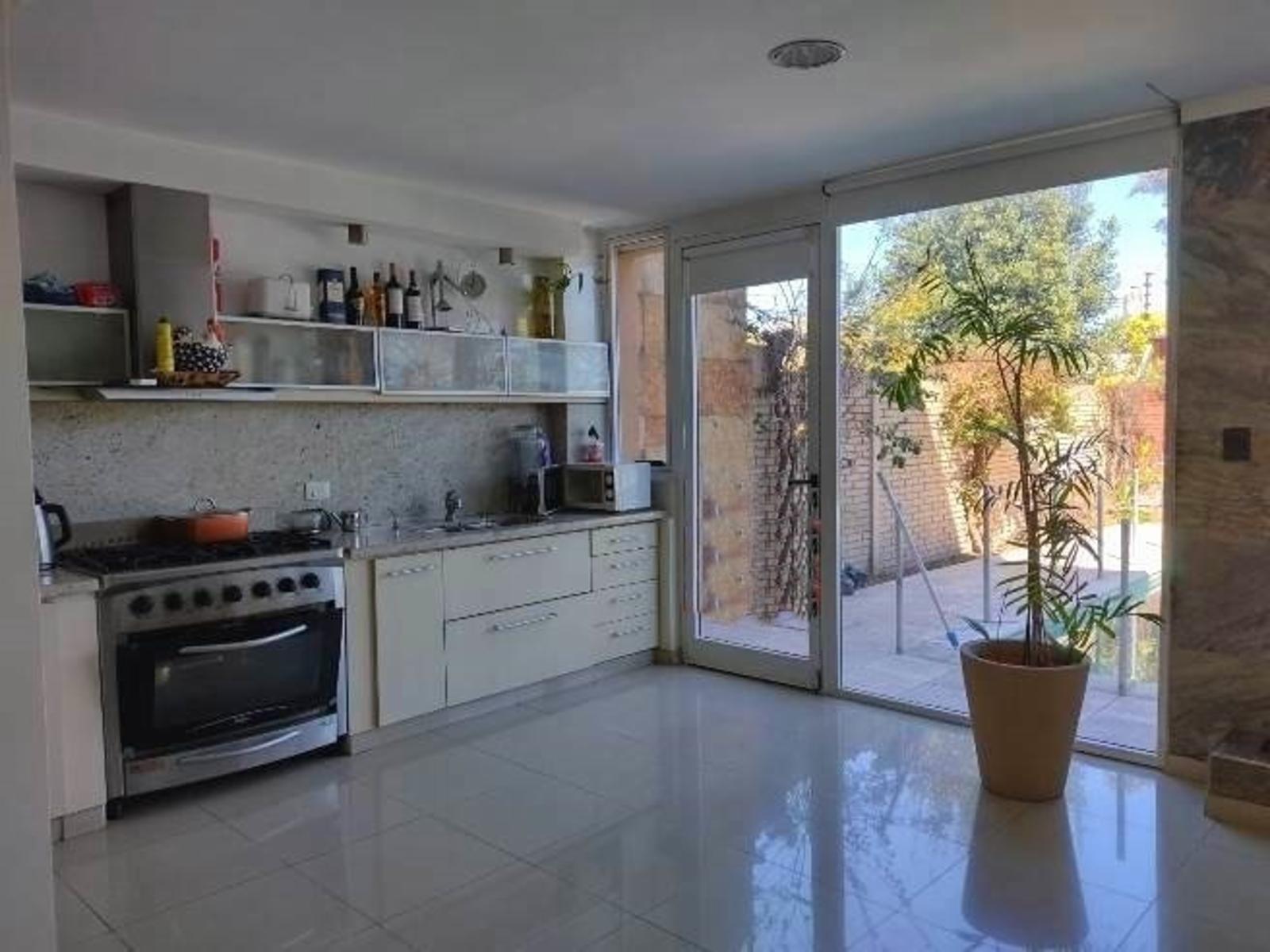 Inmejorable Inmueble de 5 Ambientes Con Cocheras y Piscina — foto 3