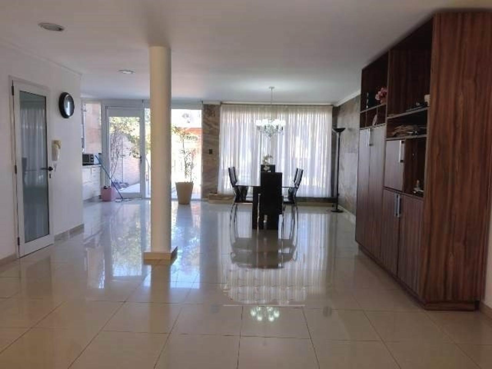 Inmejorable Inmueble de 5 Ambientes Con Cocheras y Piscina — foto 4