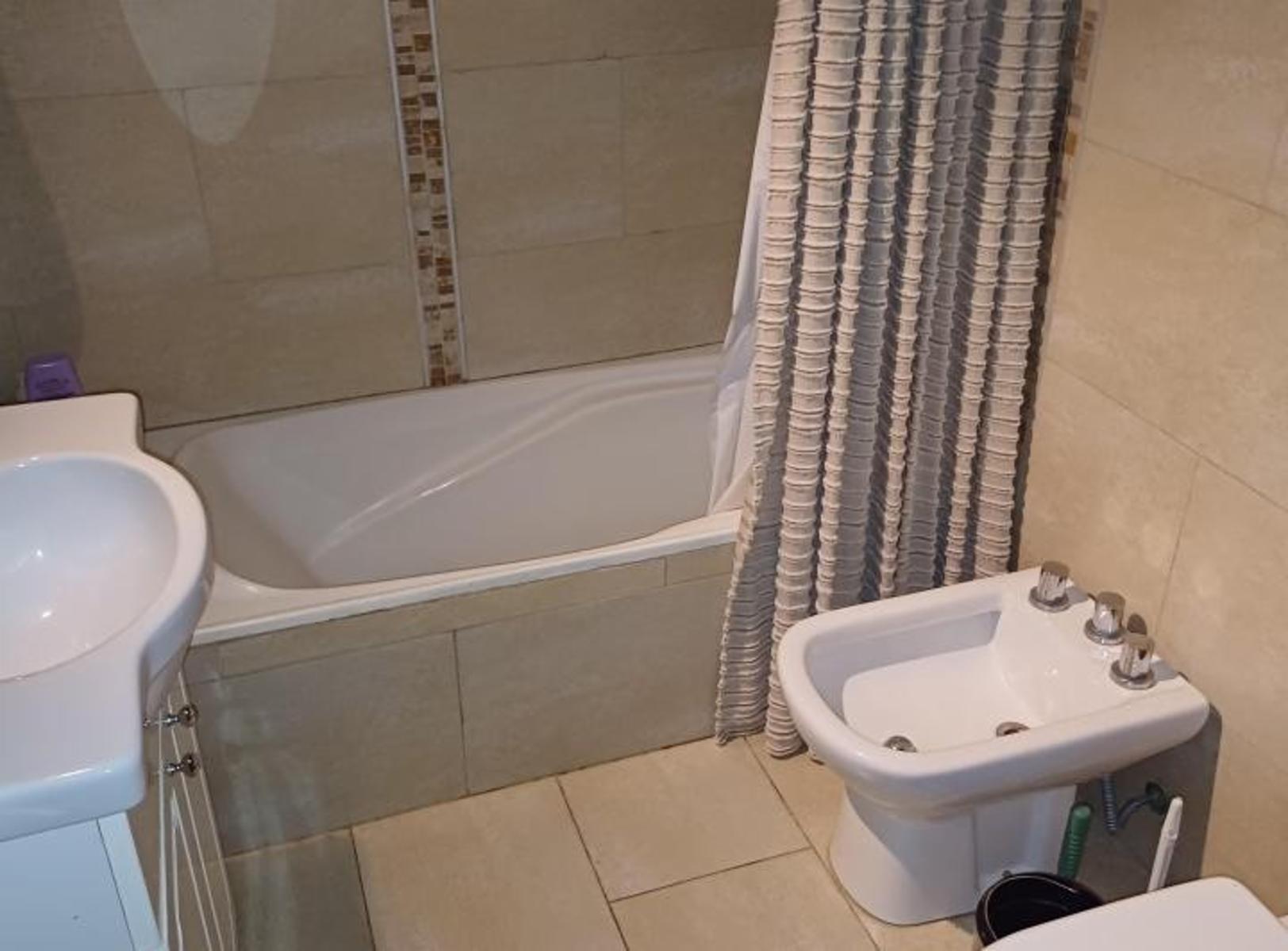 Amplio Chalet de 5 Ambientes Sobre Lote de 656 Mts en Pinamar Norte — foto 7