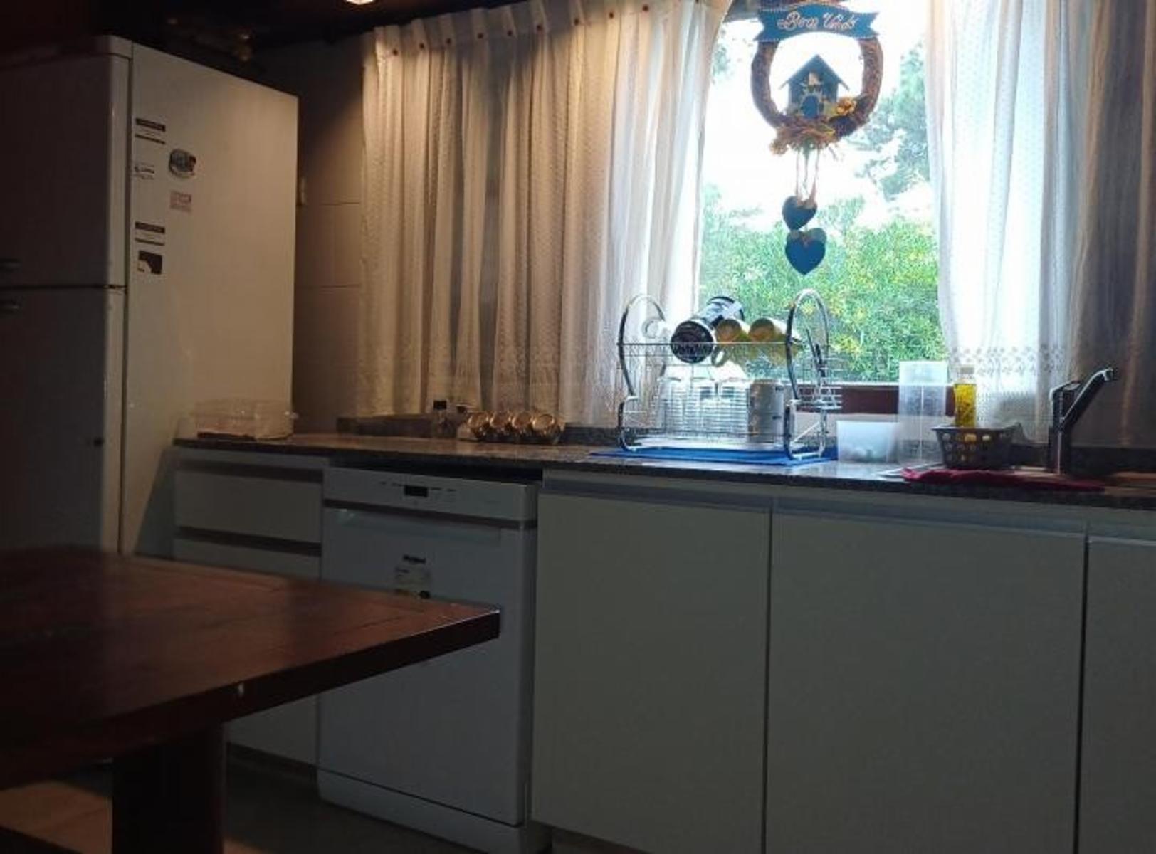 Amplio Chalet de 5 Ambientes Sobre Lote de 656 Mts en Pinamar Norte — foto 8
