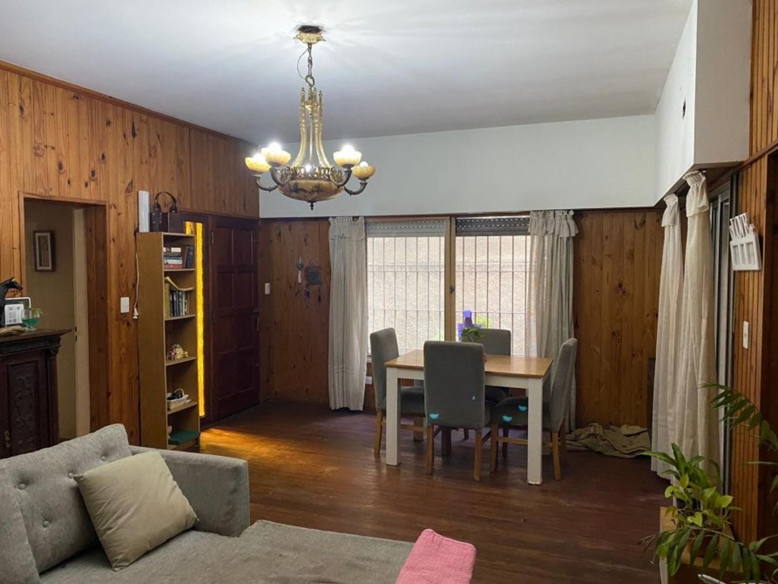 Chalet de 4 Ambientes, Cocheras y Espacio Verde