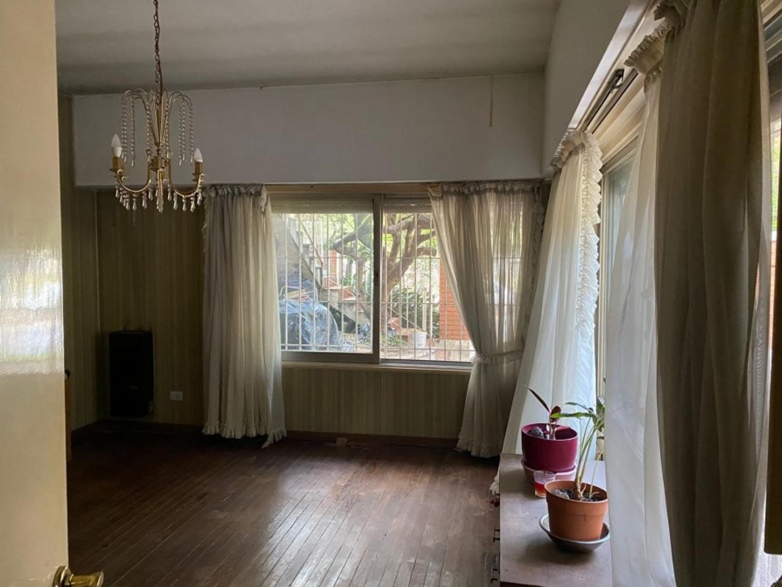 Chalet de 4 Ambientes, Cocheras y Espacio Verde — foto 2