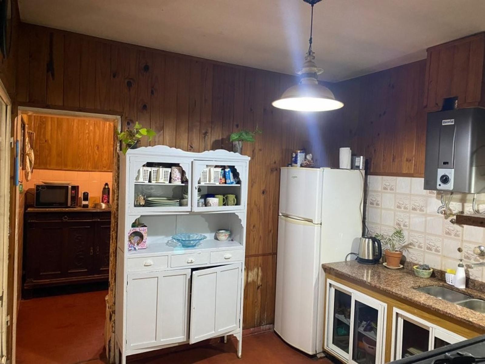 Chalet de 4 Ambientes, Cocheras y Espacio Verde — foto 5