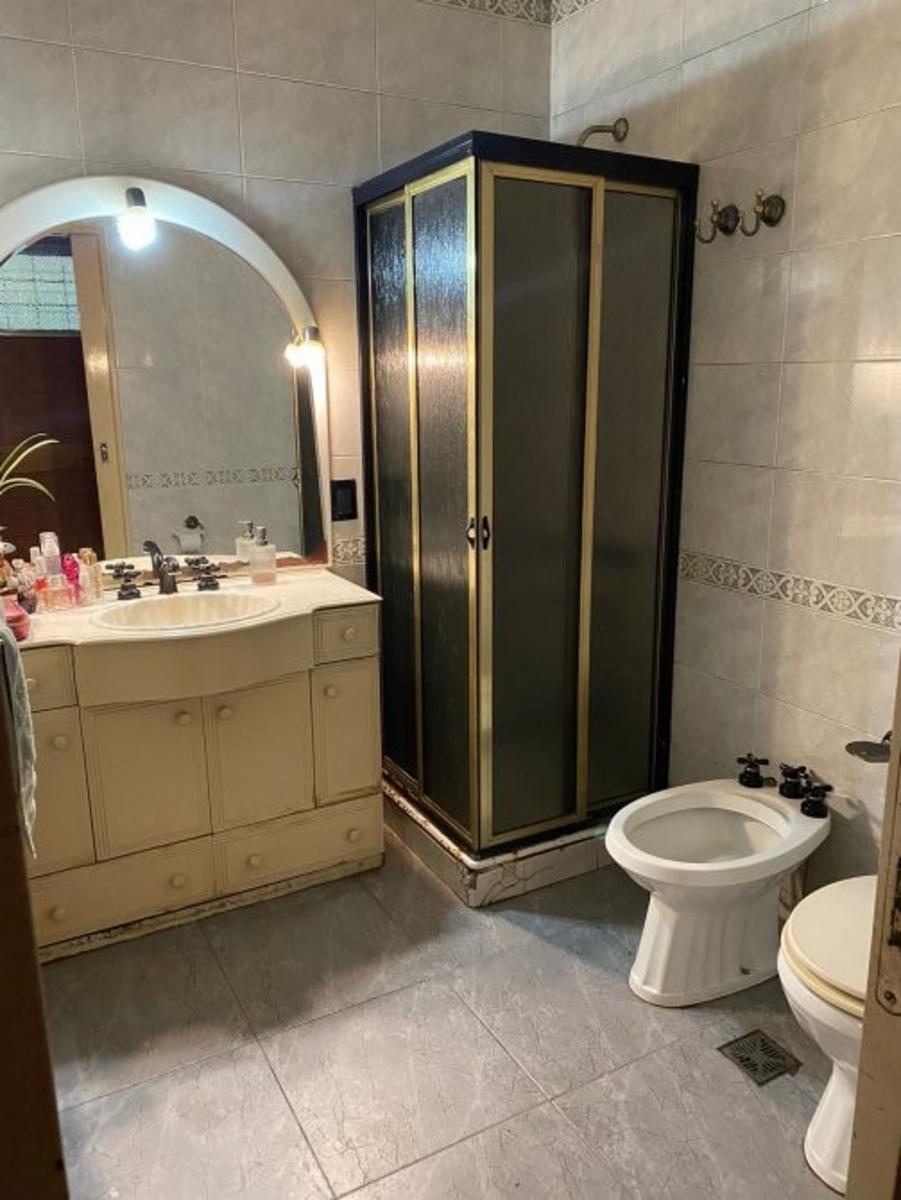 Chalet de 4 Ambientes, Cocheras y Espacio Verde — foto 6