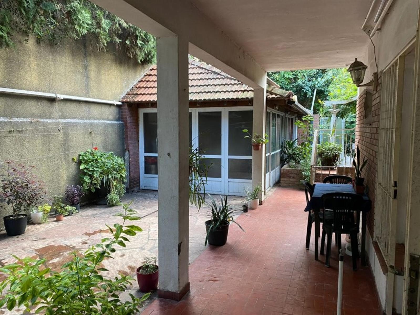 Chalet de 4 Ambientes, Cocheras y Espacio Verde — foto 8