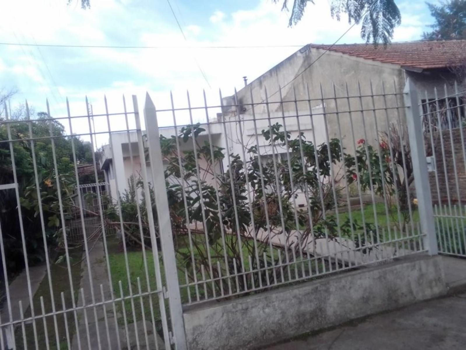 Casa de 3 Ambientes C/ Espacio Guarda Coche y Fondo Libre Parquizado