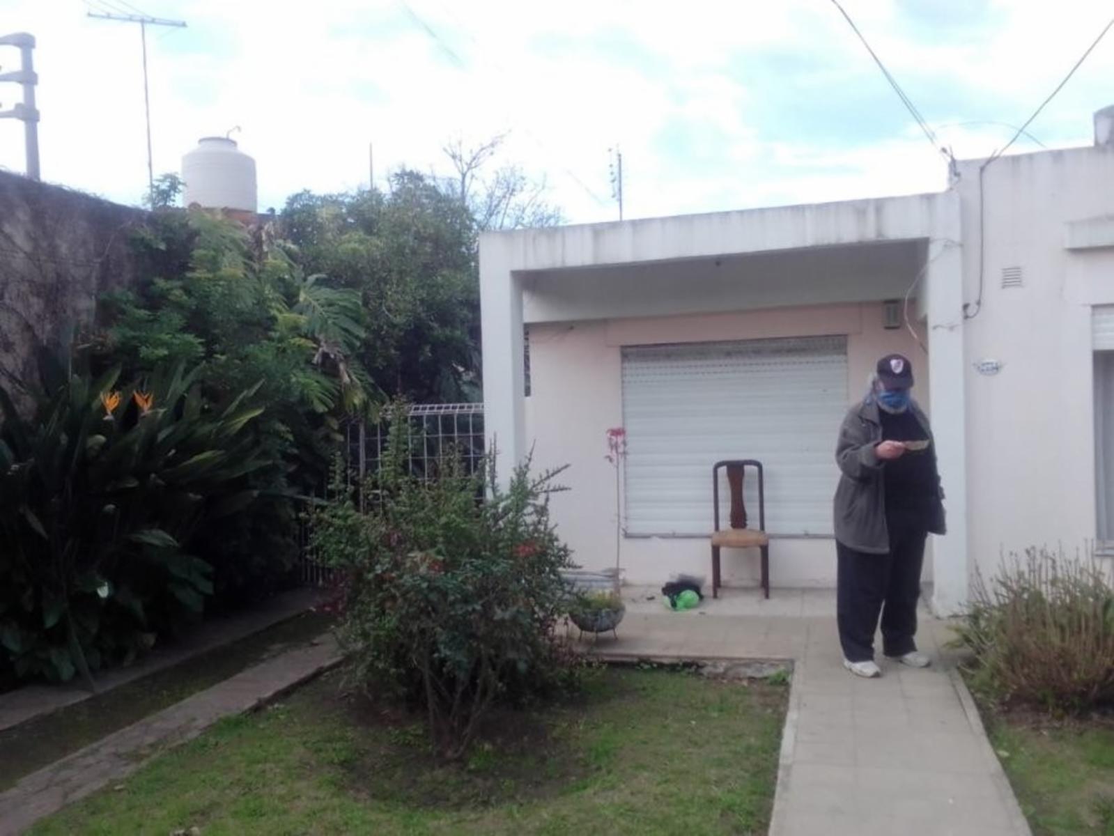 Casa de 3 Ambientes C/ Espacio Guarda Coche y Fondo Libre Parquizado — foto 2
