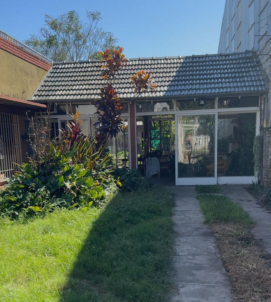 Casa en Gran Lote Atrás — foto 2