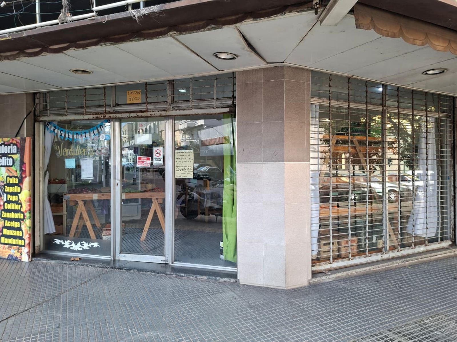 Excelente local en la esquina - 1