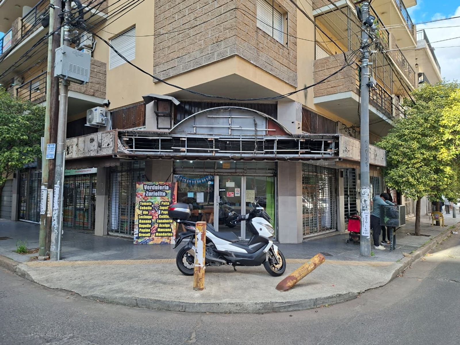 Excelente local en la esquina - 2