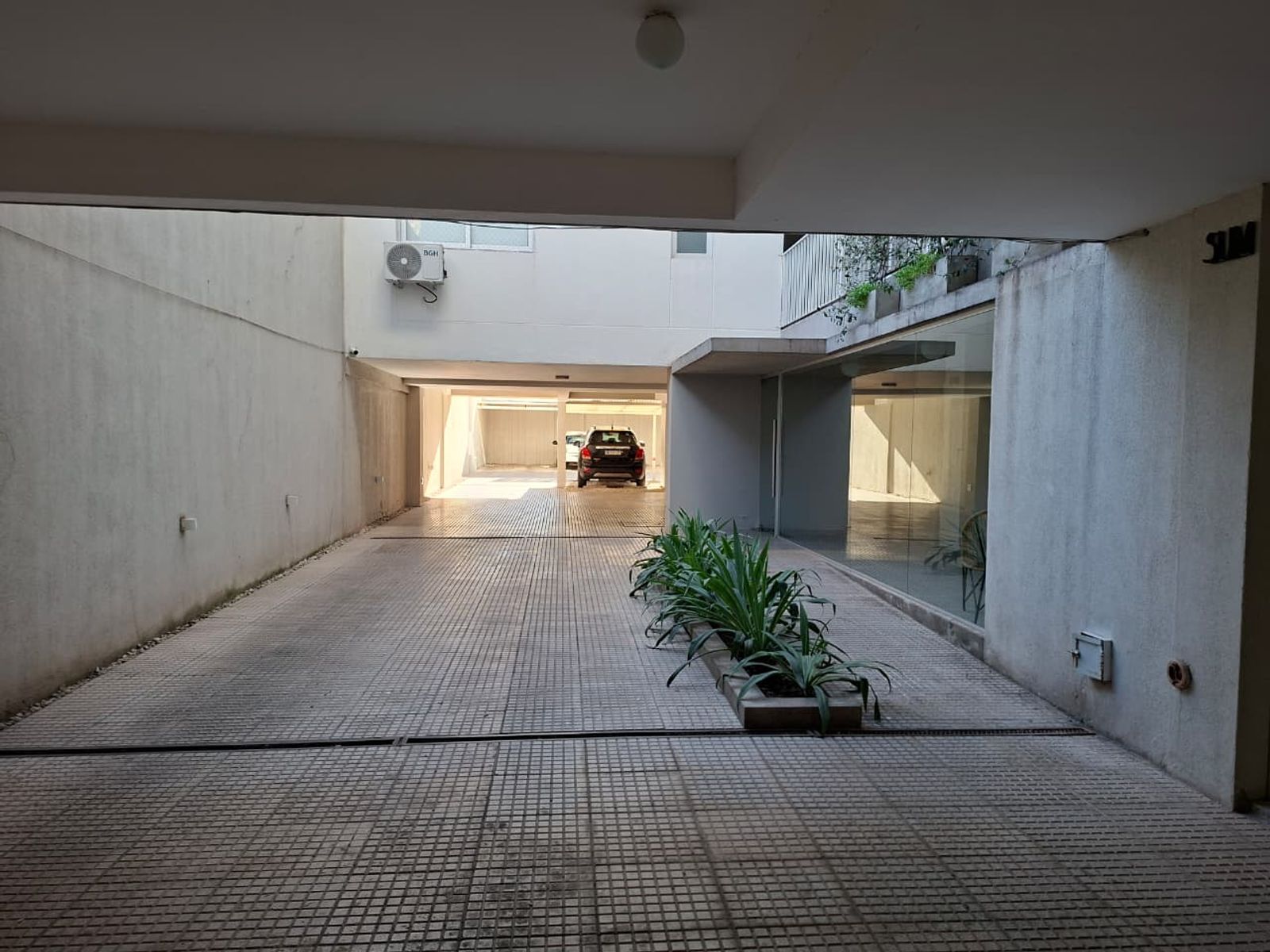 Excelente 2 ambientes frente a la Iglesia de Lourdes - 2
