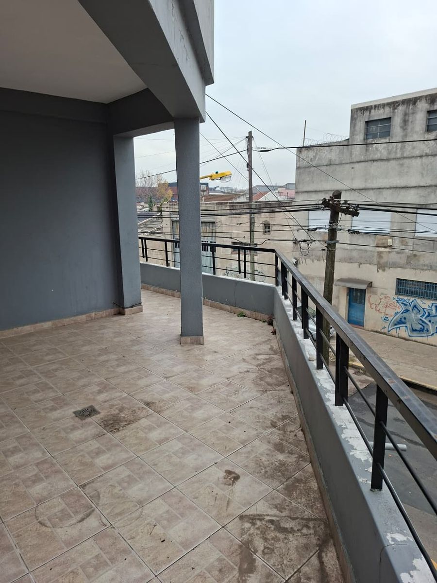 Gran PH 3 ambientes en primer piso - 22