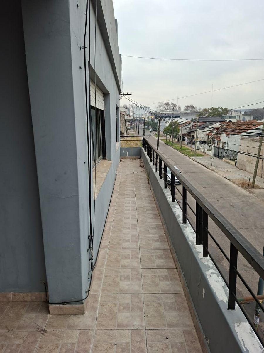 Gran PH 3 ambientes en primer piso - 23