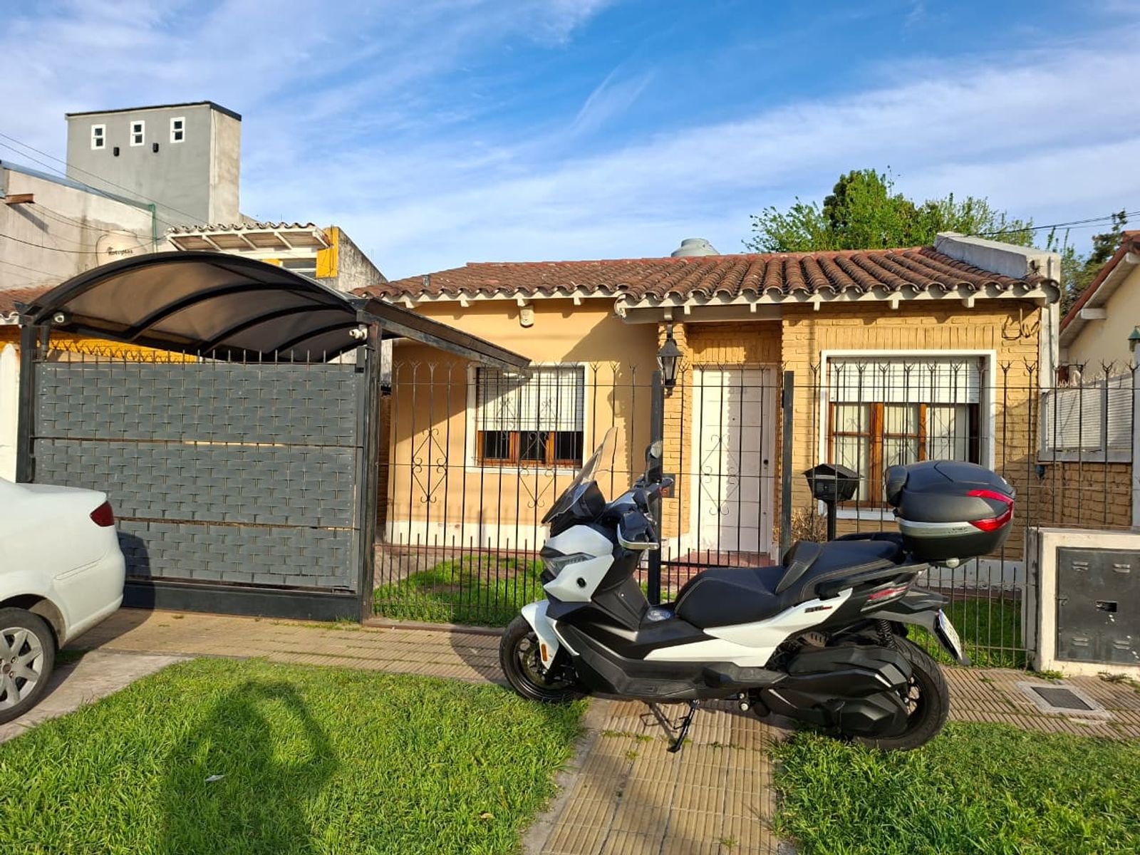 Excelente casa con Garage - 3