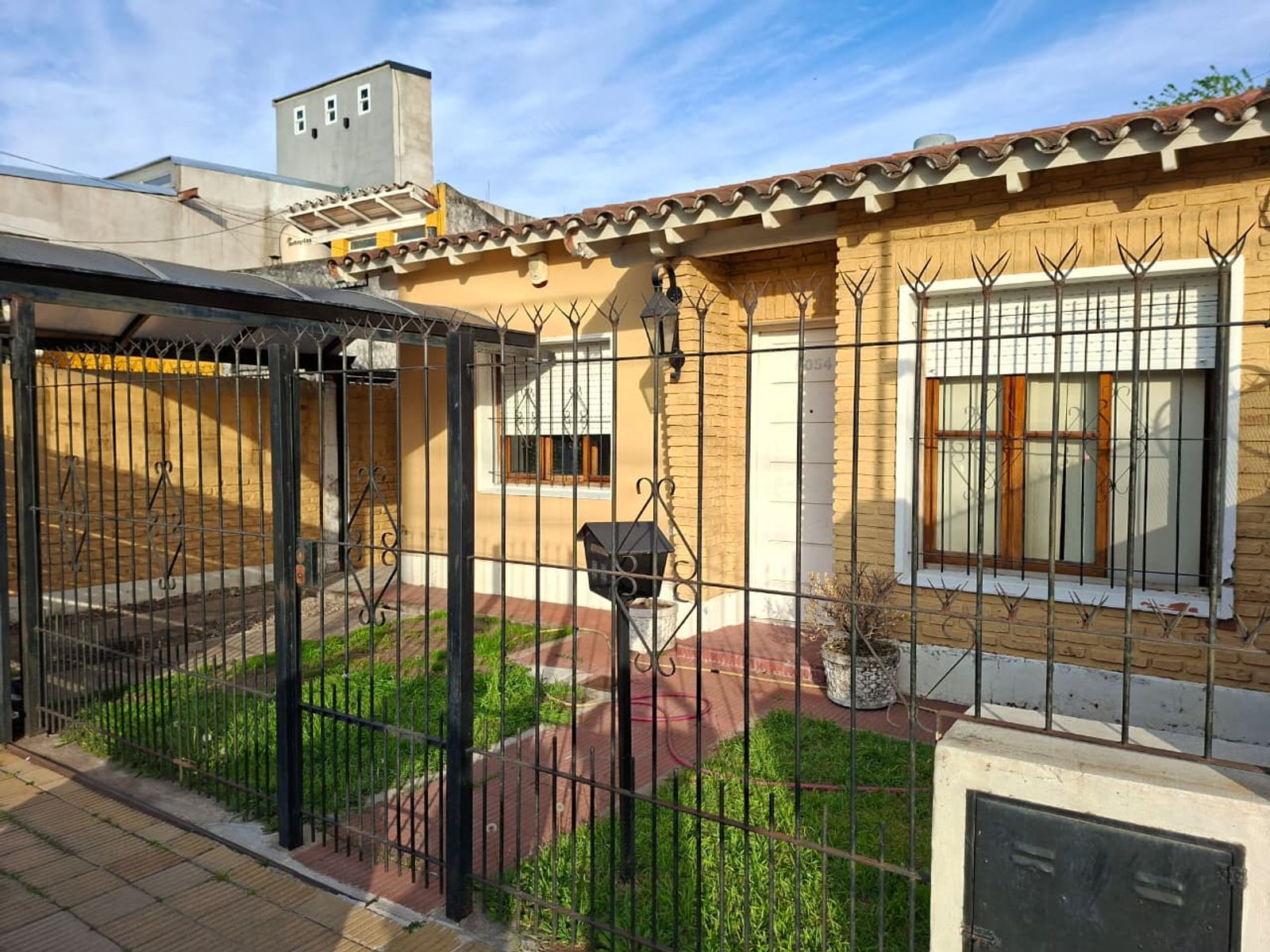 Excelente casa con Garage - 4