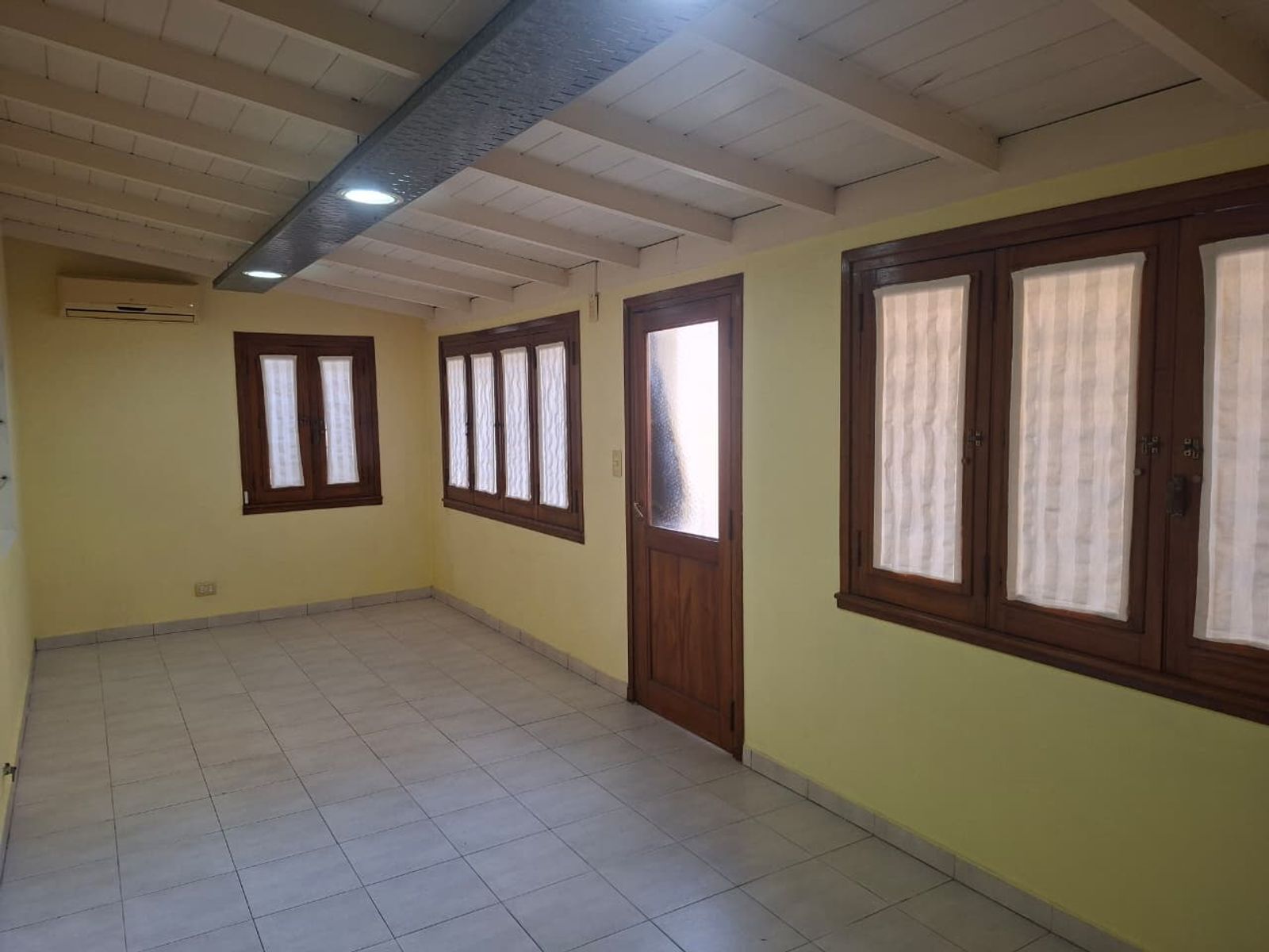 Excelente casa con Garage - 17