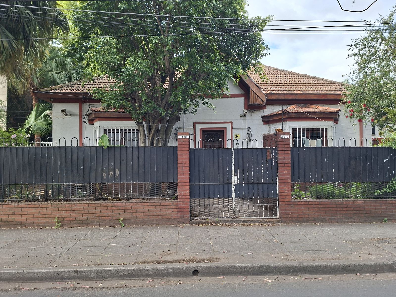 Gran PH atrás con jardín