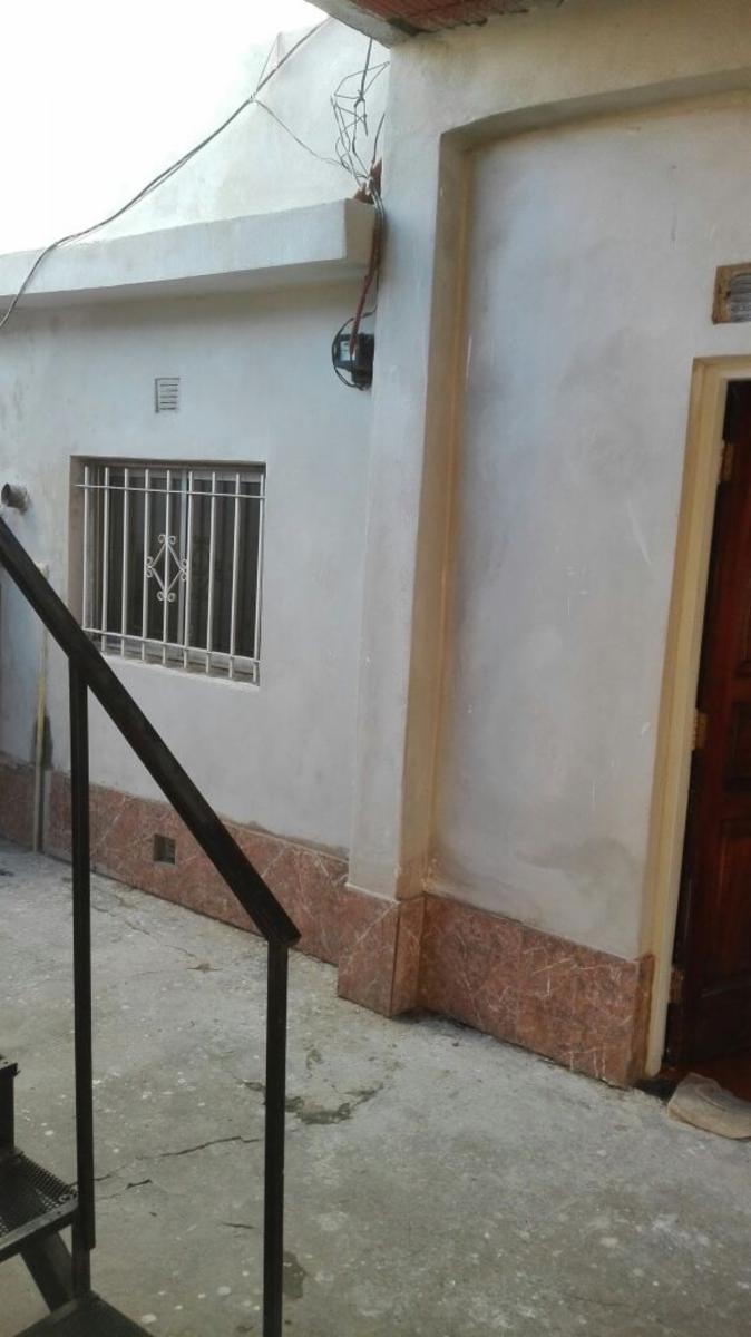 Casa 3 amb. . Super 90 m2
1depto. Super 45m2