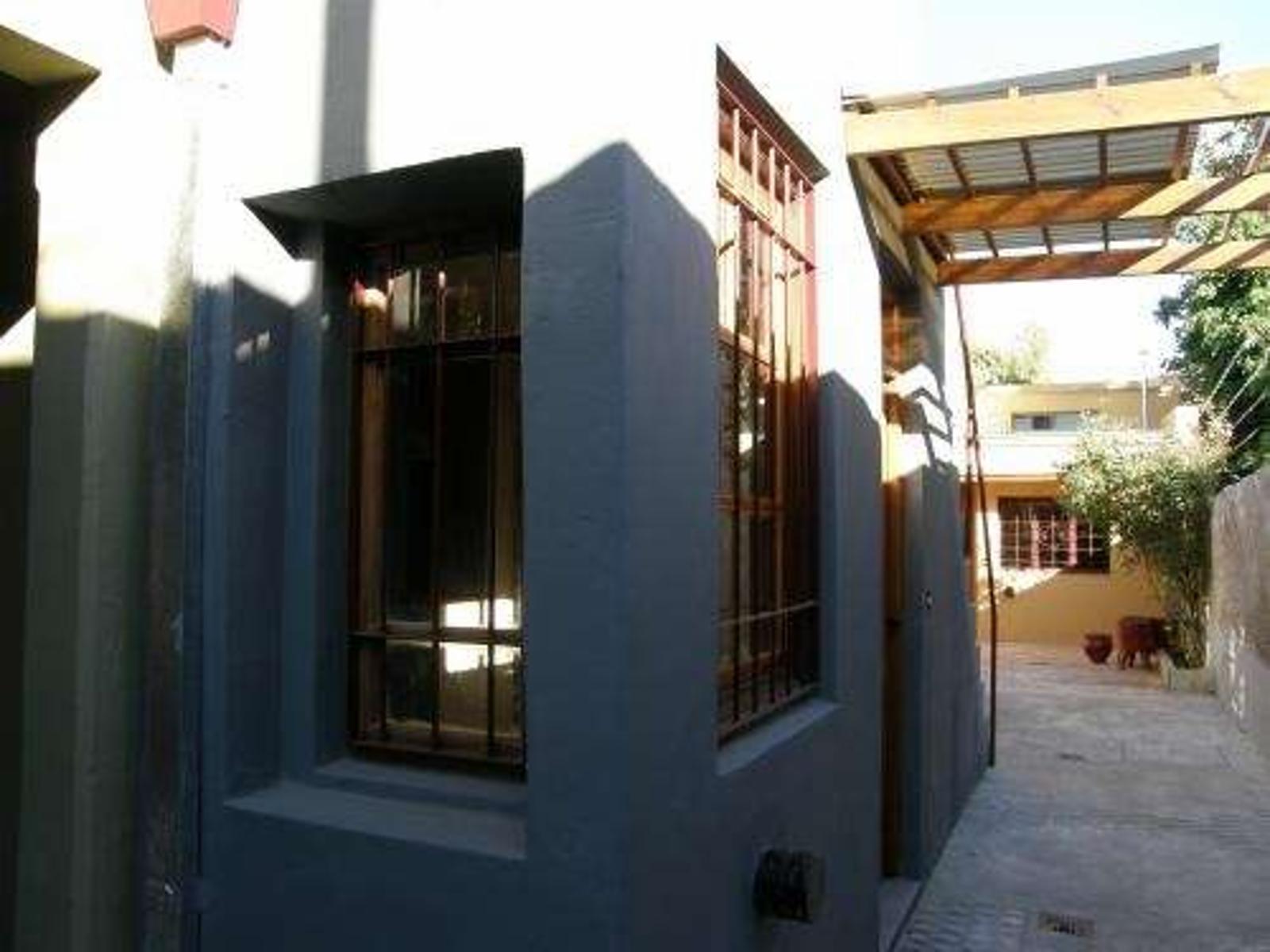 Casa en ph con pasillo propio de 3 o 4 ambiente Galpón de 41 m2 con baño Terraza con galponcito Patios , uno techado Lavadero