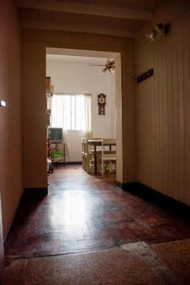 Casa en ph con pasillo propio de 3 o 4 ambiente Galpón de 41 m2 con baño Terraza con galponcito Patios , uno techado Lavadero — foto 2