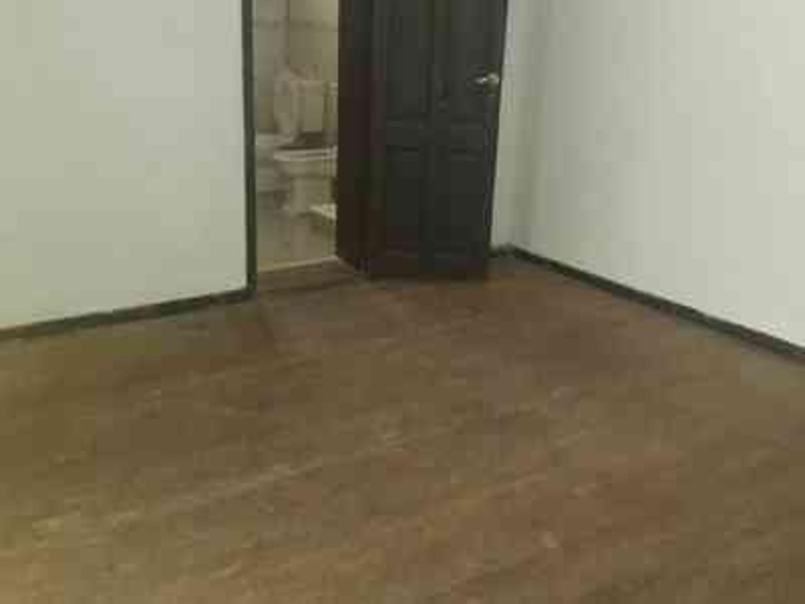 Casa en ph con pasillo propio de 3 o 4 ambiente Galpón de 41 m2 con baño Terraza con galponcito Patios , uno techado Lavadero — foto 3