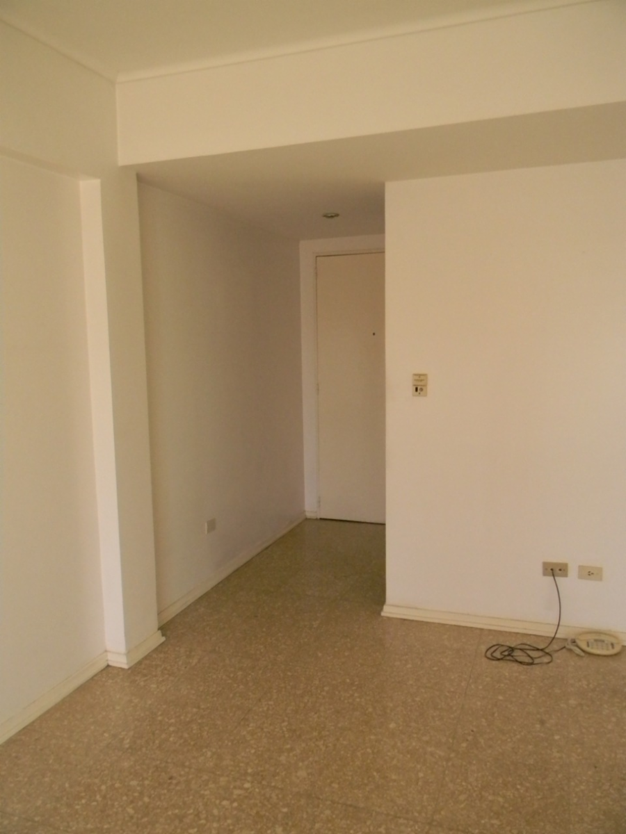 SEMIPISO DE 3 AMBIENTES CON BALCÓN EN FLORESTA — foto 3