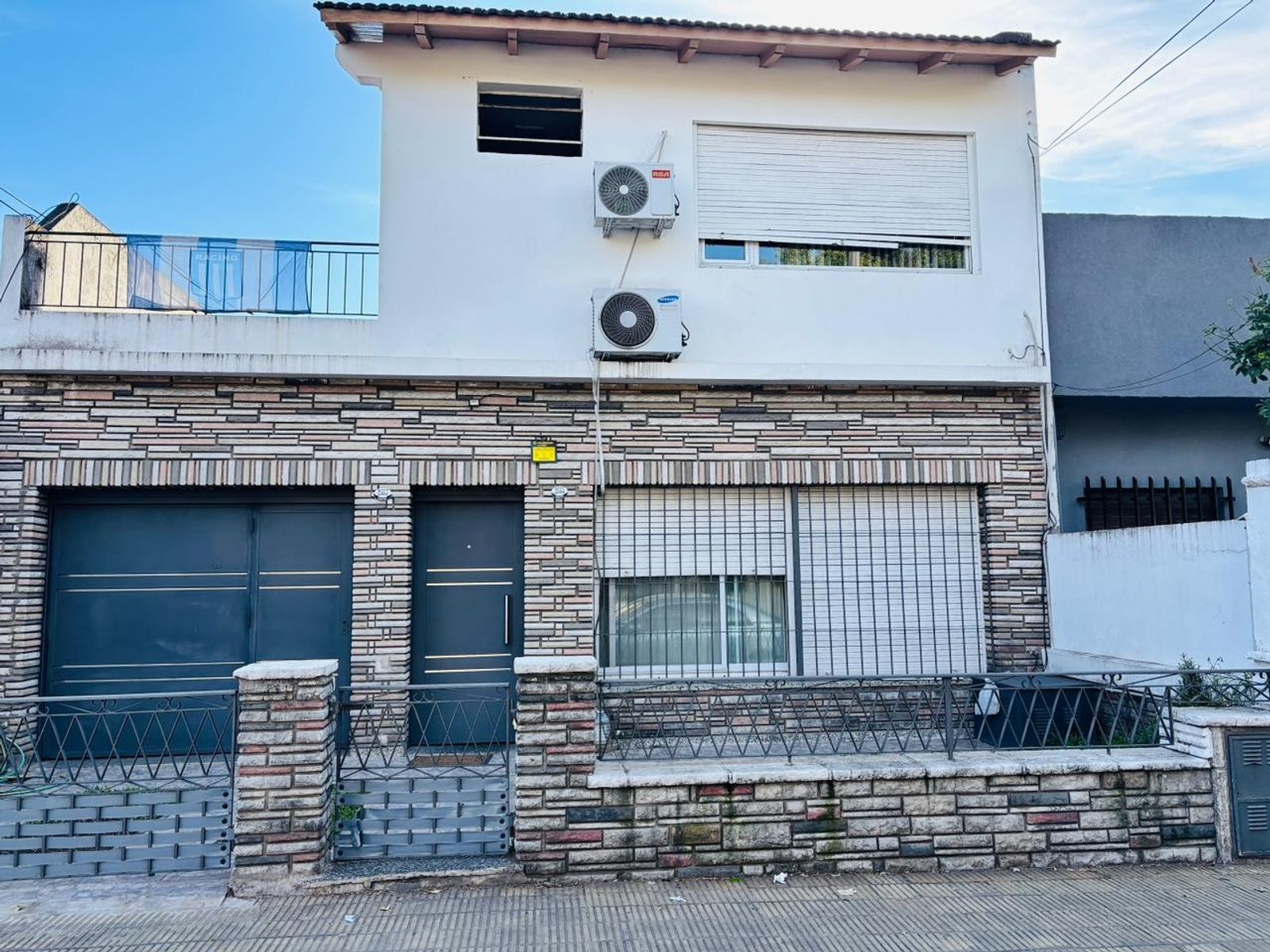 CASA EN LOTE PROPIO CON FONDO LIBRE Y PISCINA. - 1