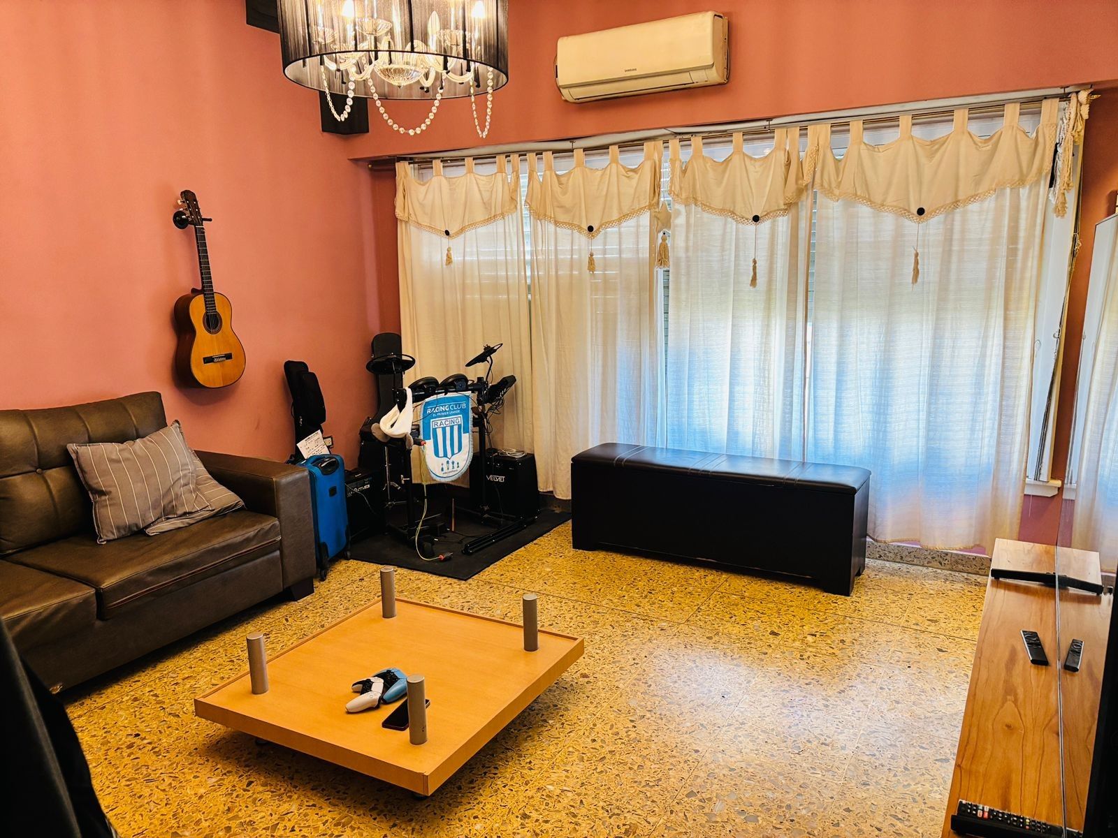 CASA EN LOTE PROPIO CON FONDO LIBRE Y PISCINA. - 2