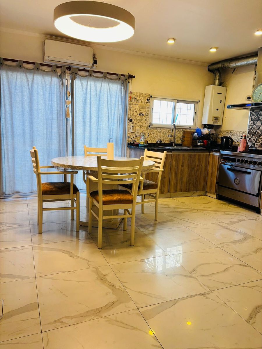 CASA EN LOTE PROPIO CON FONDO LIBRE Y PISCINA. - 6