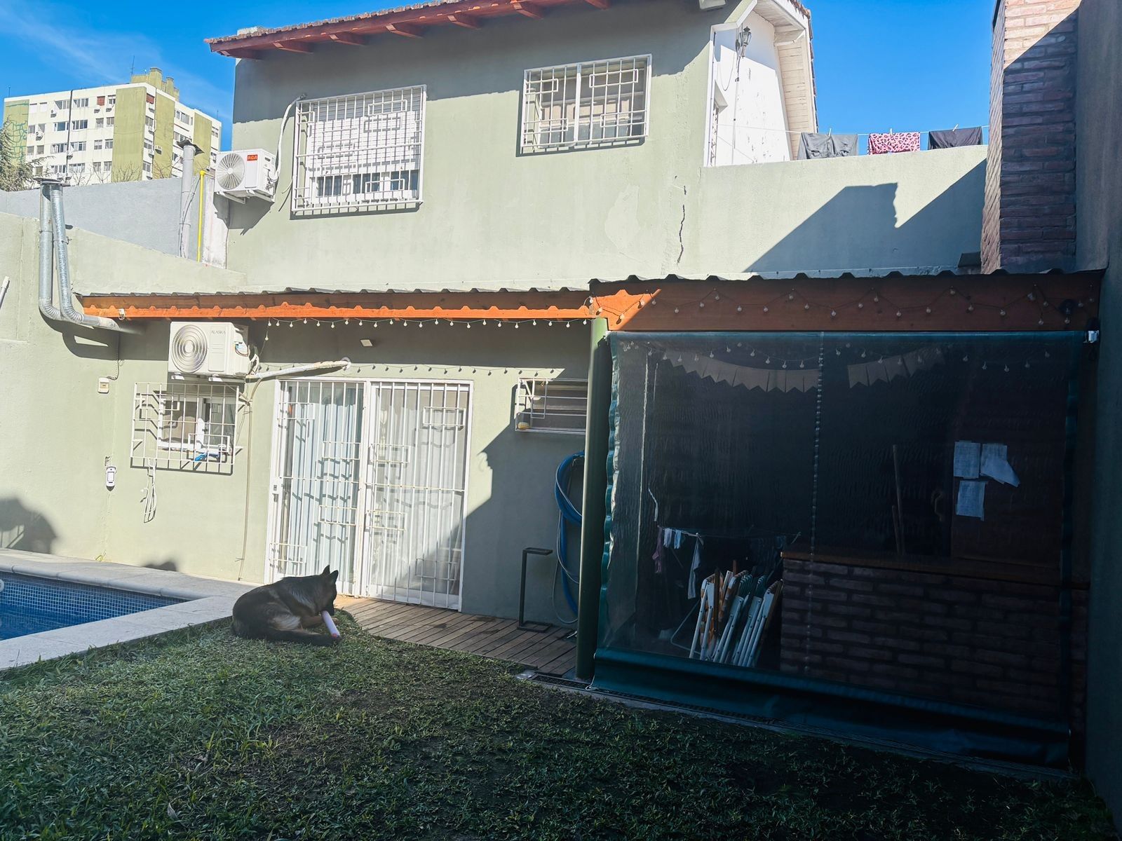 CASA EN LOTE PROPIO CON FONDO LIBRE Y PISCINA. - 16