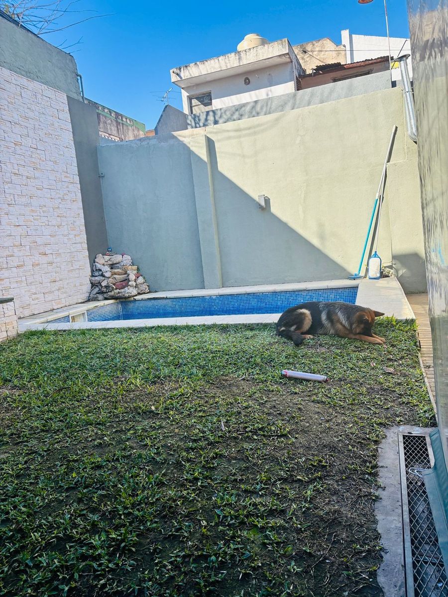 CASA EN LOTE PROPIO CON FONDO LIBRE Y PISCINA. - 18