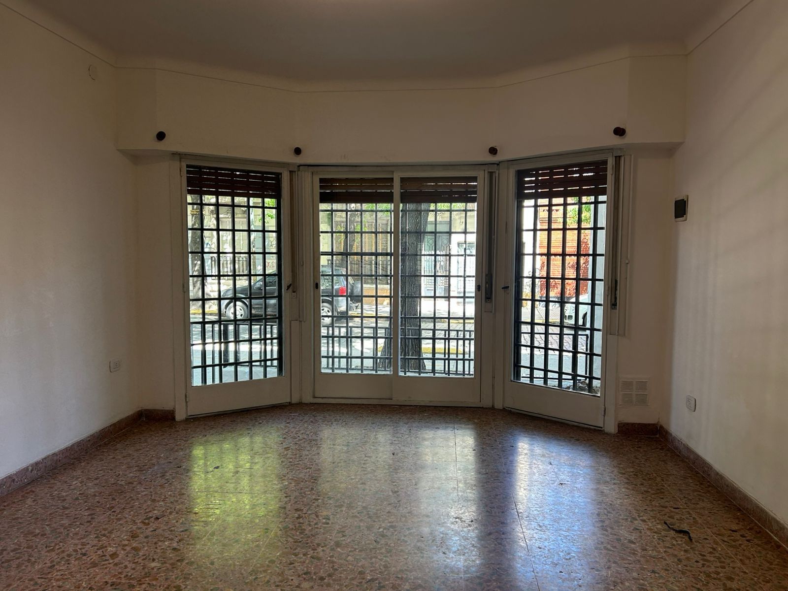 TIPO CASA DE 3 AMBIENTES CON PATIO, ENTRADA INDEPENDIENTE. — foto 2