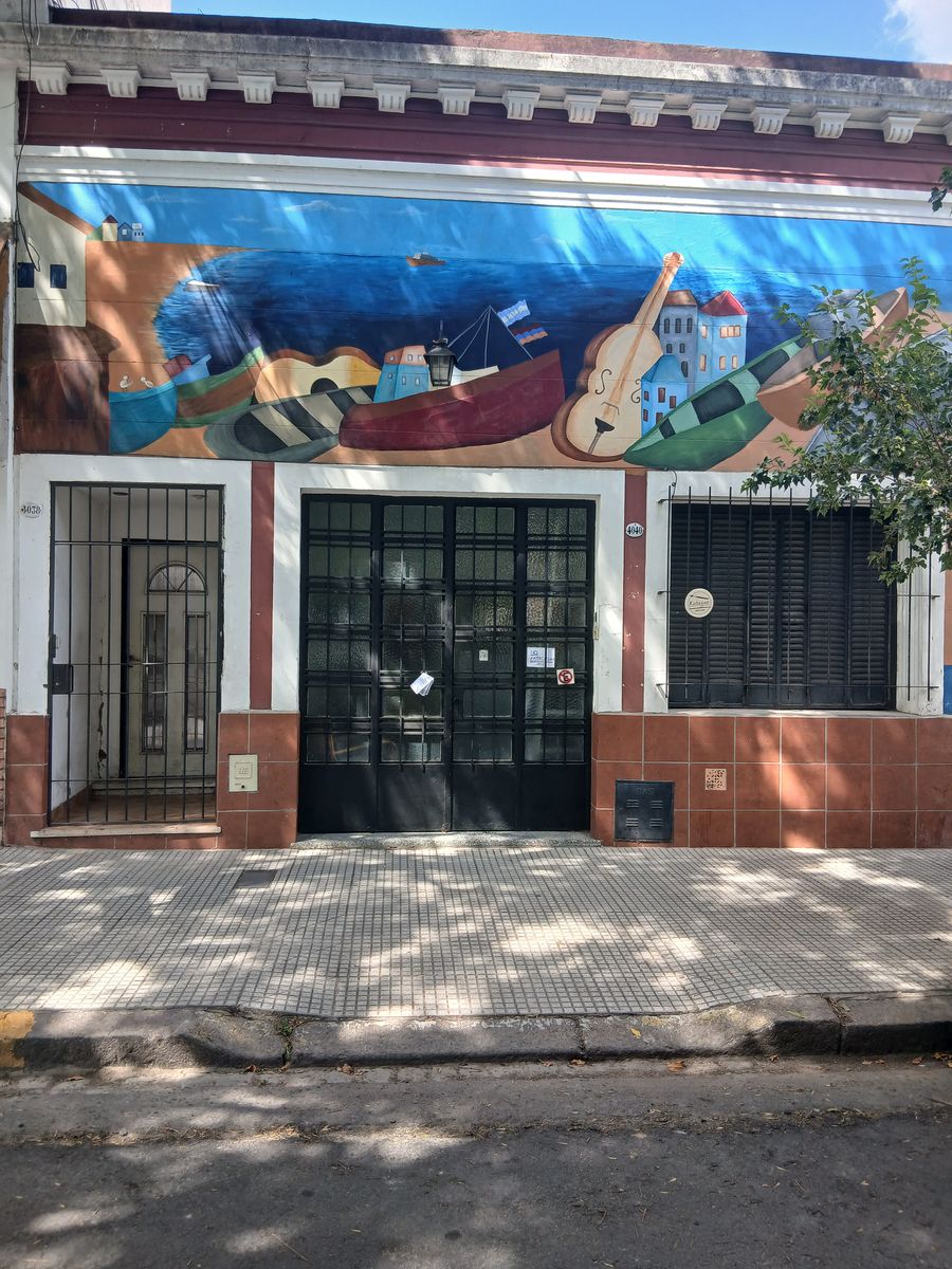 GRAN TIPO CASA DE 4 AMBIENTES CON PATIO Y TERRAZA.