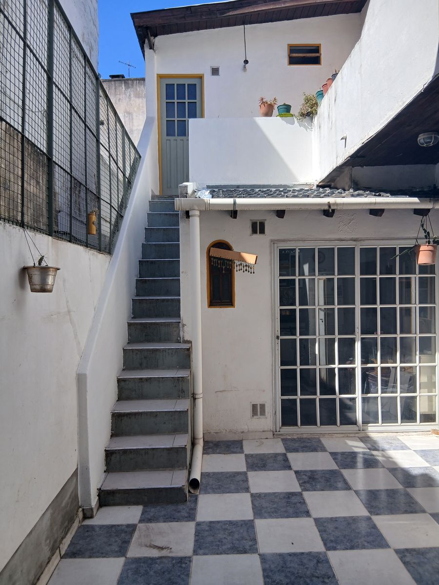GRAN TIPO CASA DE 4 AMBIENTES CON PATIO Y TERRAZA. — foto 2