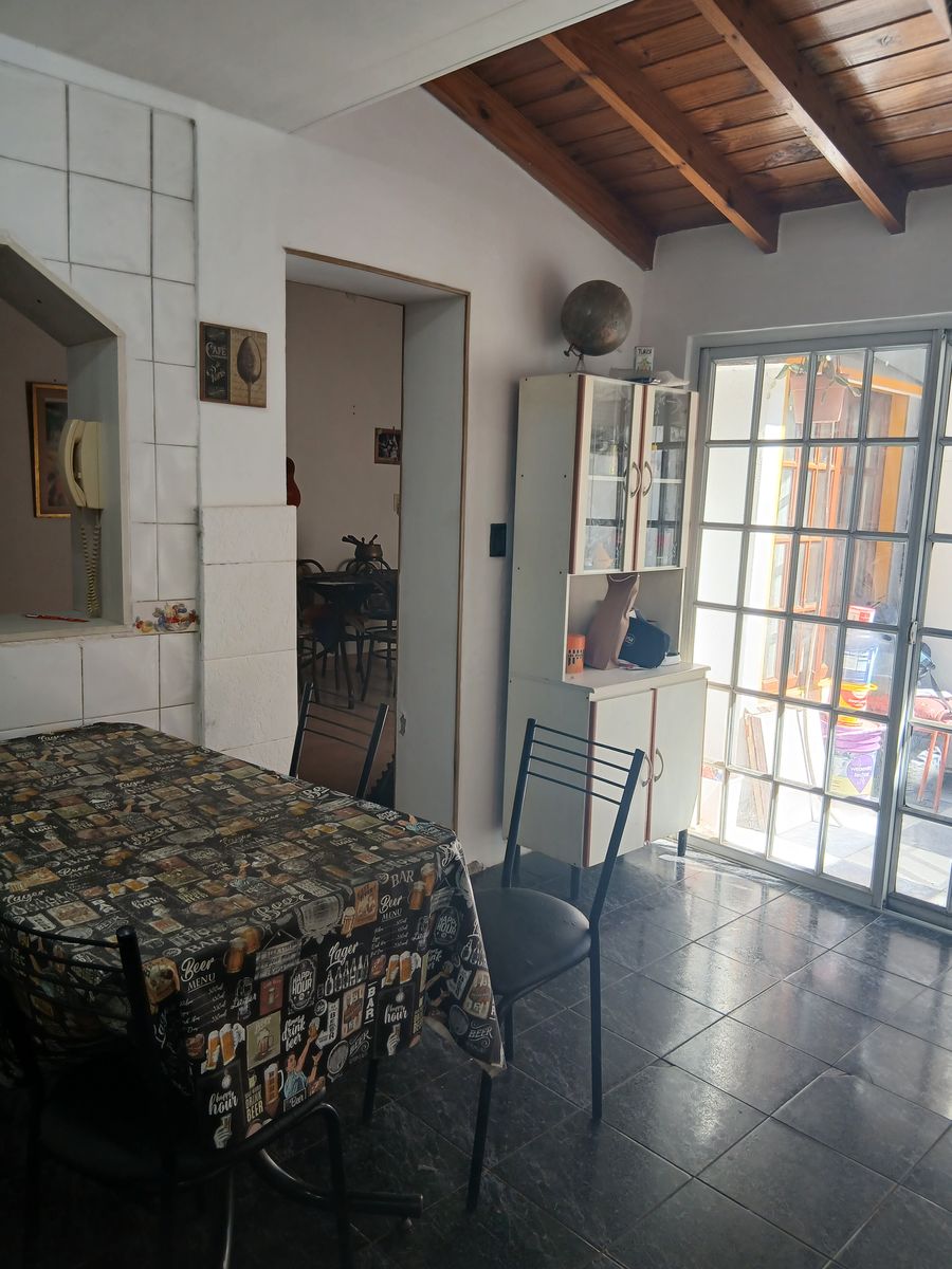 GRAN TIPO CASA DE 4 AMBIENTES CON PATIO Y TERRAZA. — foto 4