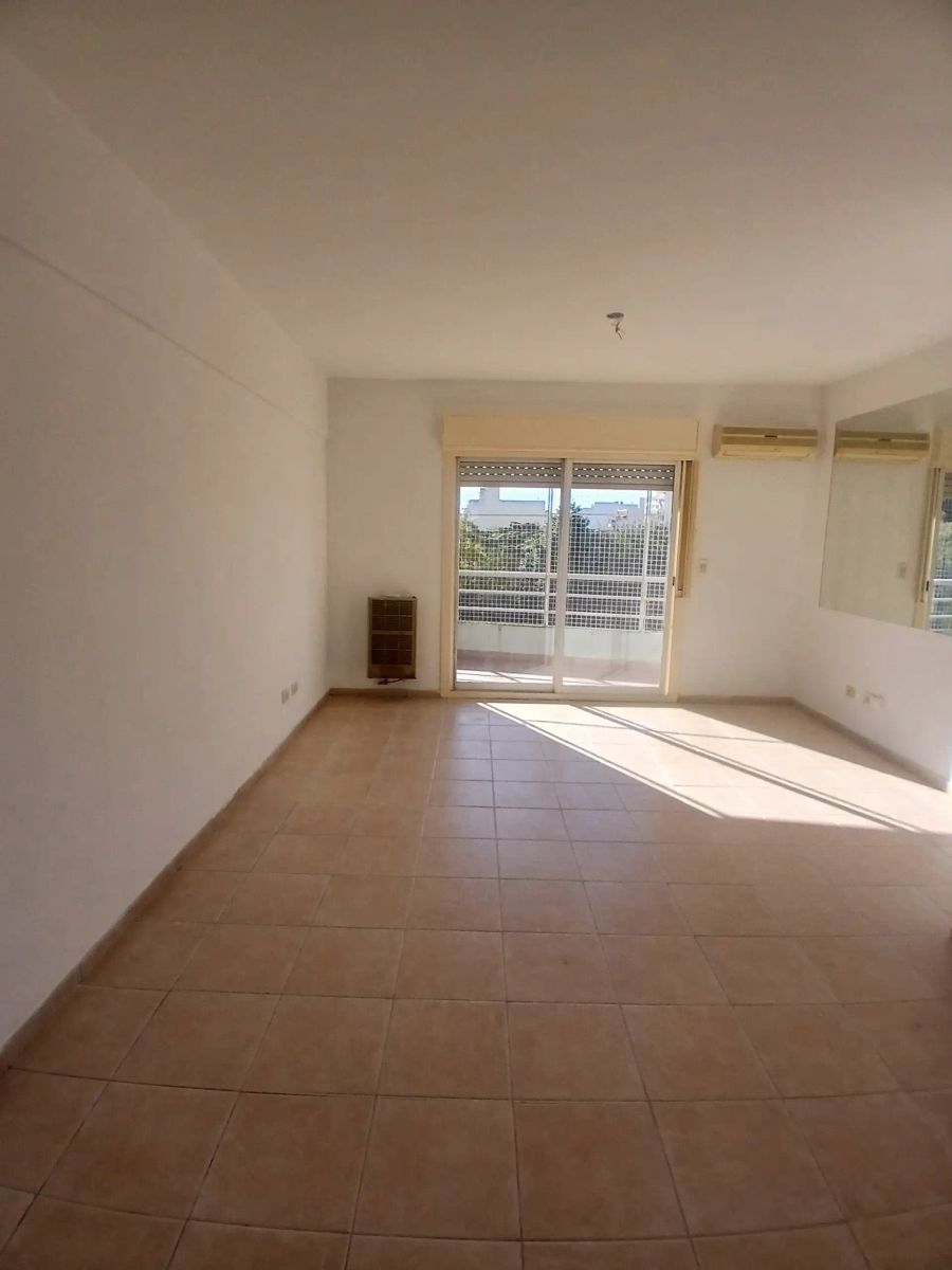 DEPARTAMENTO DE 4 AMBIENTES CON COCHERA CUBIERTA, EN EL EDIFICIO MAS BUSCADO DE FLORESTA, FRENTE A PLAZA VELEZ SARFIELD. - 2