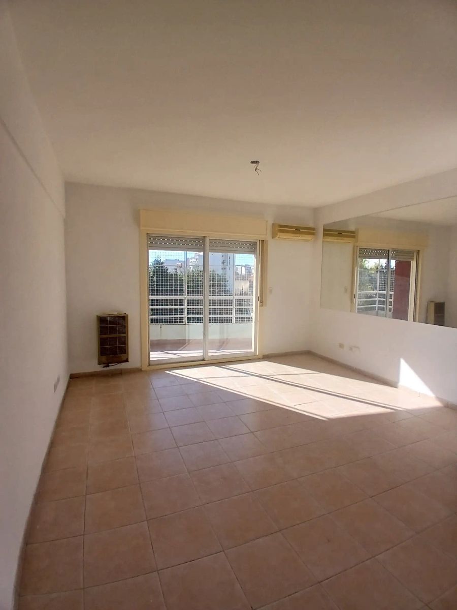DEPARTAMENTO DE 4 AMBIENTES CON COCHERA CUBIERTA, EN EL EDIFICIO MAS BUSCADO DE FLORESTA, FRENTE A PLAZA VELEZ SARFIELD. - 3
