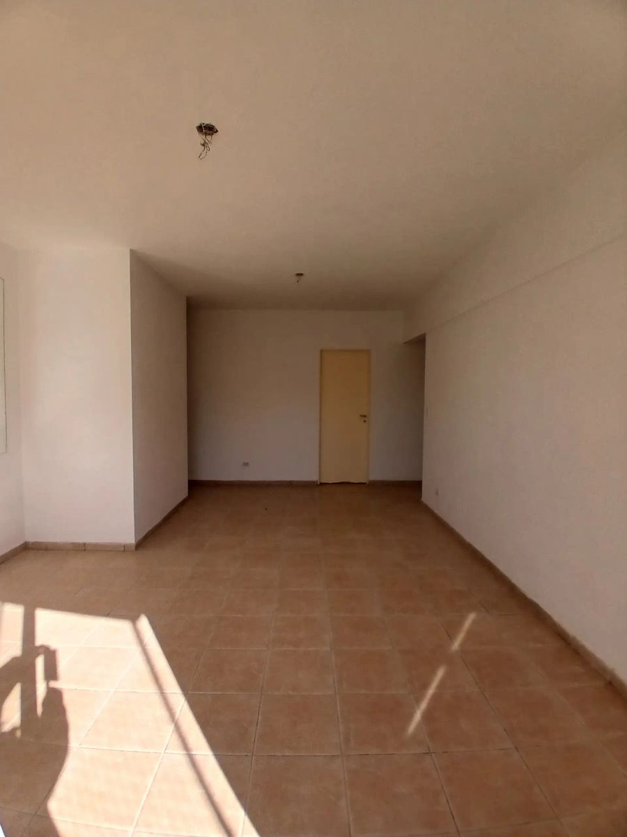 DEPARTAMENTO DE 4 AMBIENTES CON COCHERA CUBIERTA, EN EL EDIFICIO MAS BUSCADO DE FLORESTA, FRENTE A PLAZA VELEZ SARFIELD. - 5