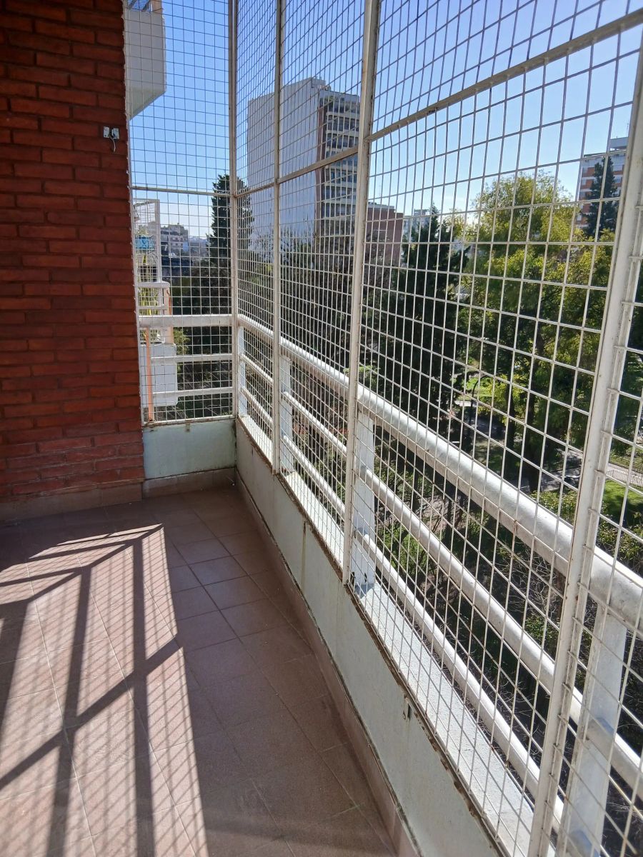 DEPARTAMENTO DE 4 AMBIENTES CON COCHERA CUBIERTA, EN EL EDIFICIO MAS BUSCADO DE FLORESTA, FRENTE A PLAZA VELEZ SARFIELD. - 7