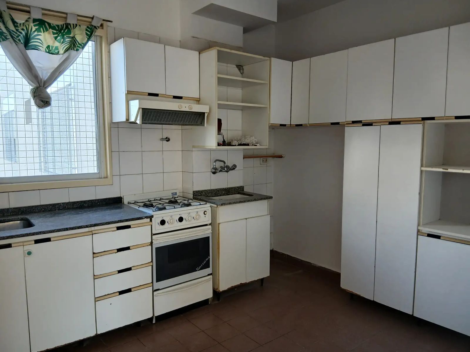 DEPARTAMENTO DE 4 AMBIENTES CON COCHERA CUBIERTA, EN EL EDIFICIO MAS BUSCADO DE FLORESTA, FRENTE A PLAZA VELEZ SARFIELD. - 12