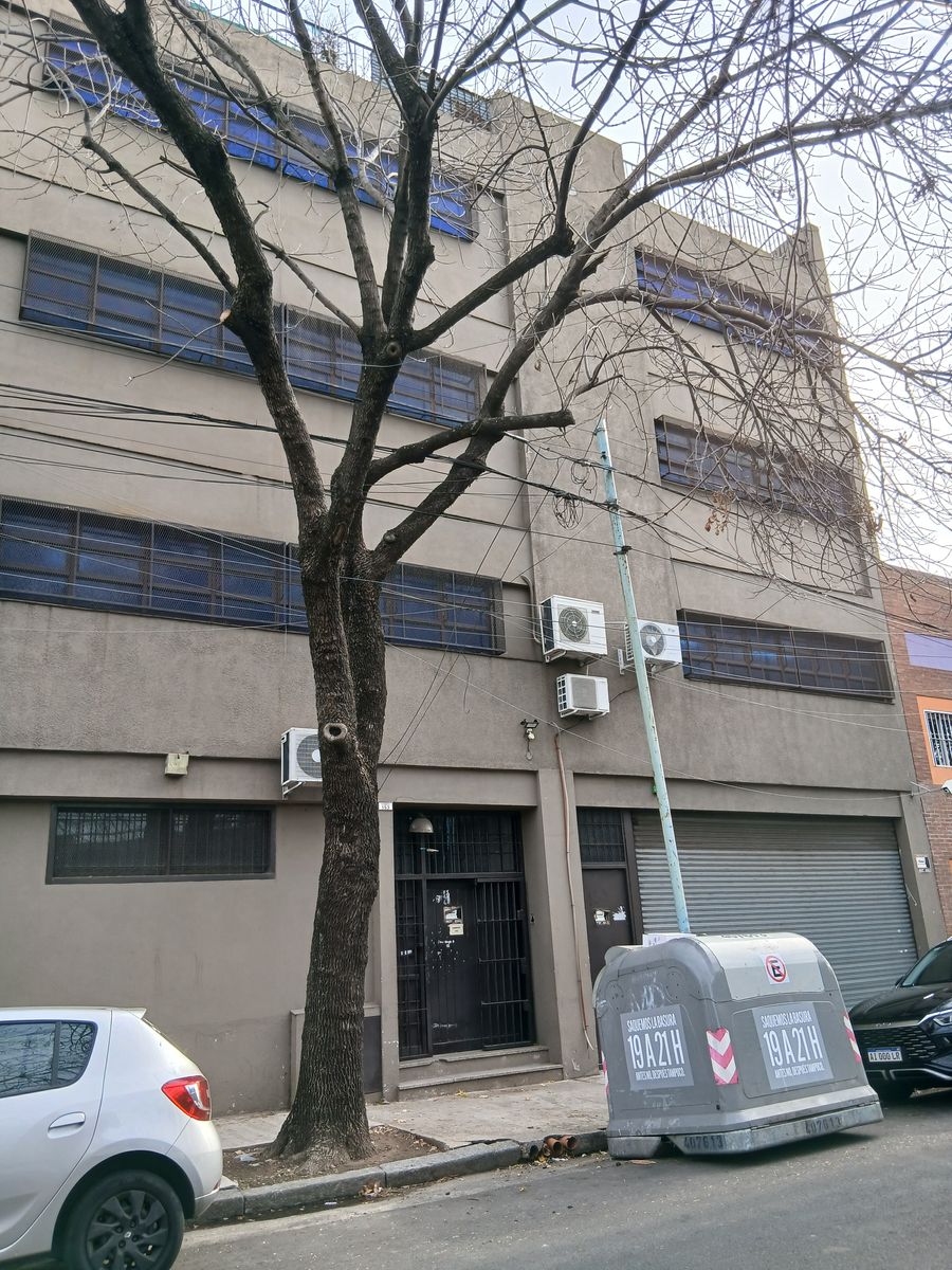 DEPOSITO DE TRES PLANTAS EN DOBLE LOTE. - 1