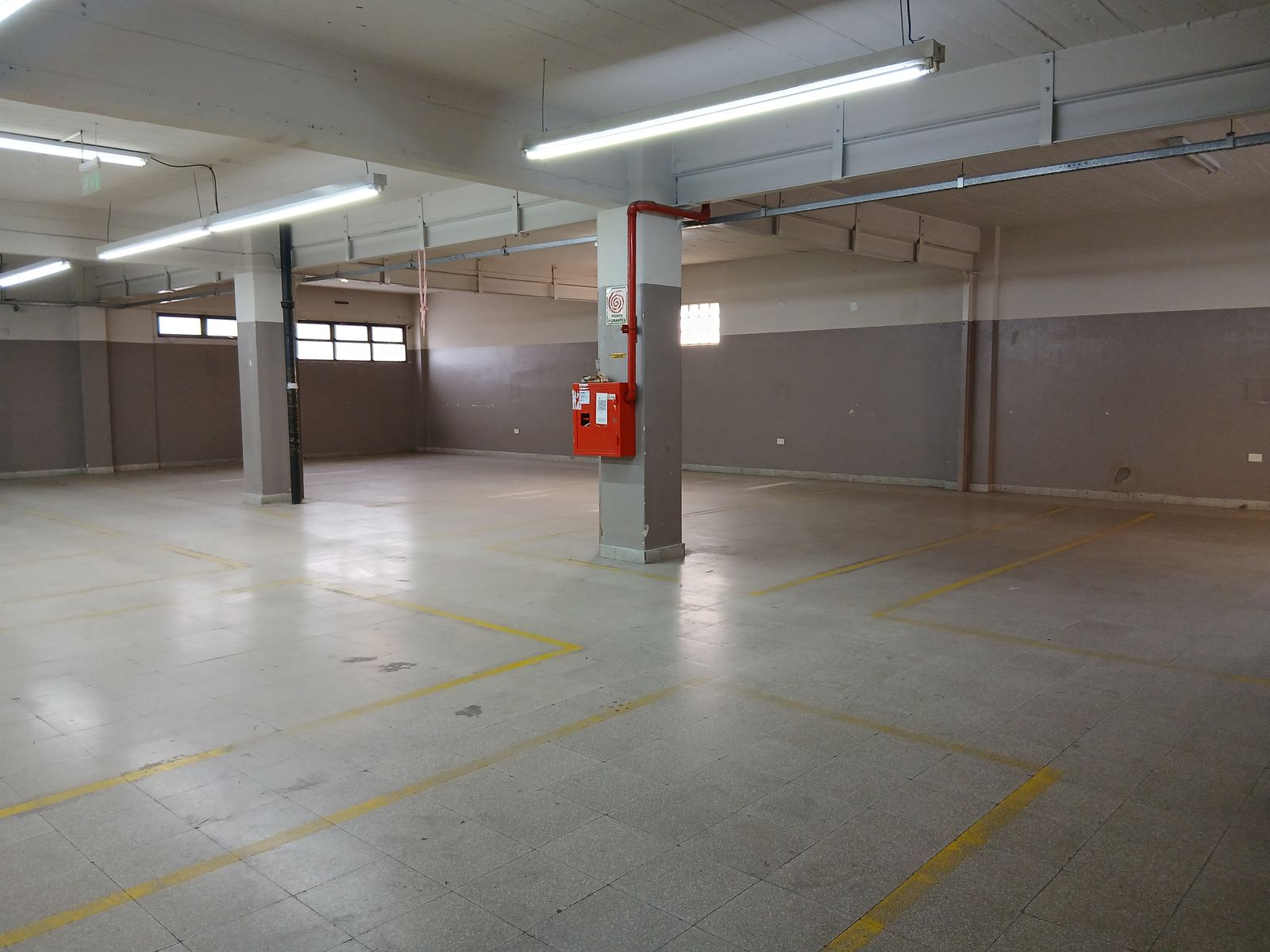 DEPOSITO DE TRES PLANTAS EN DOBLE LOTE. - 12