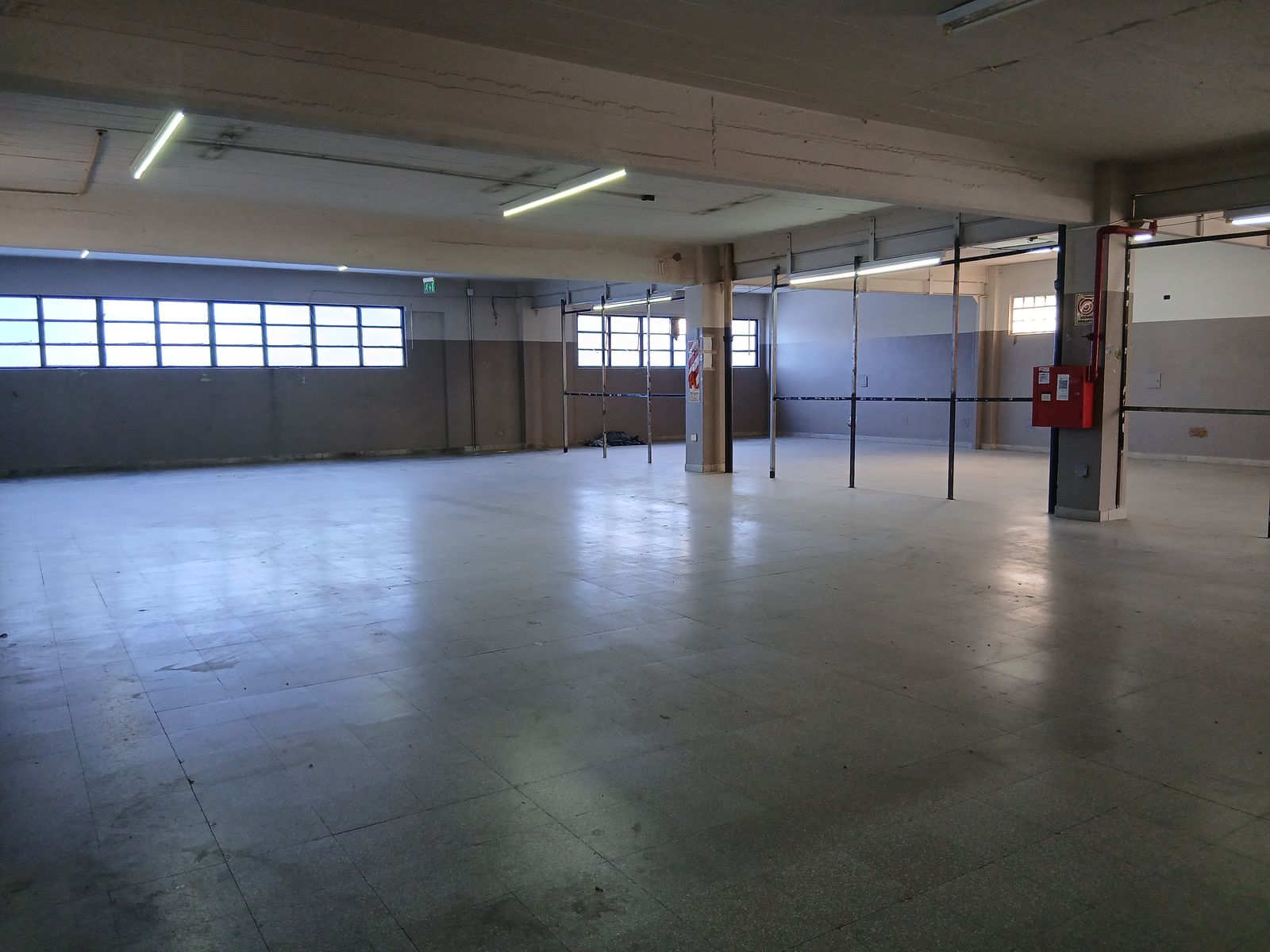 DEPOSITO DE TRES PLANTAS EN DOBLE LOTE. - 13