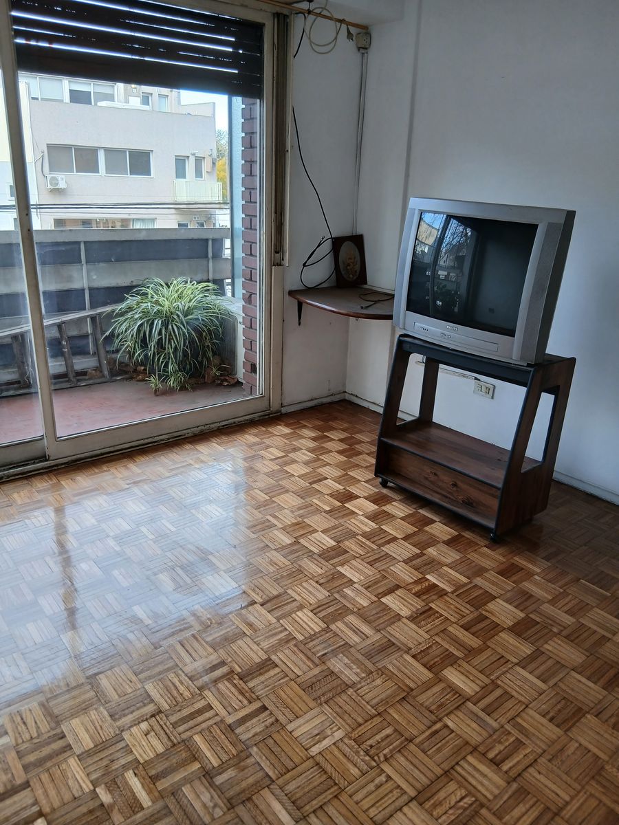 DEPARTAMENTO DE 2 AMBIENTES AL FRENTE CON BALCON EN FLORESTA - 6