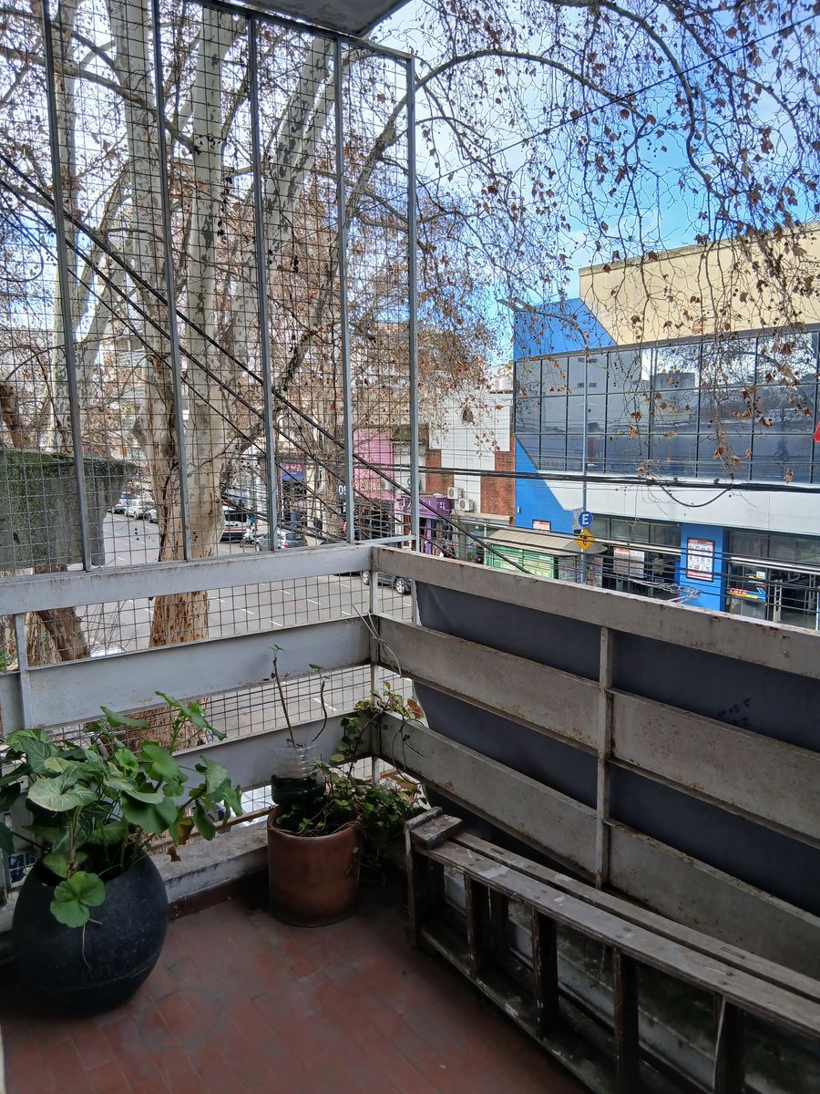 DEPARTAMENTO DE 2 AMBIENTES AL FRENTE CON BALCON EN FLORESTA - 10