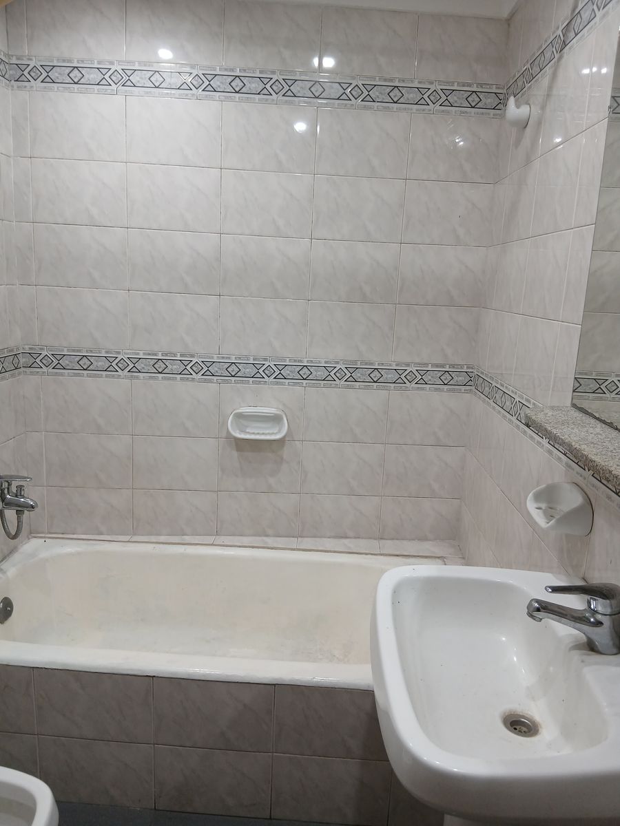 DEPARTAMENTO DE 2 AMBIENTES AL FRENTE CON BALCON EN FLORESTA - 11