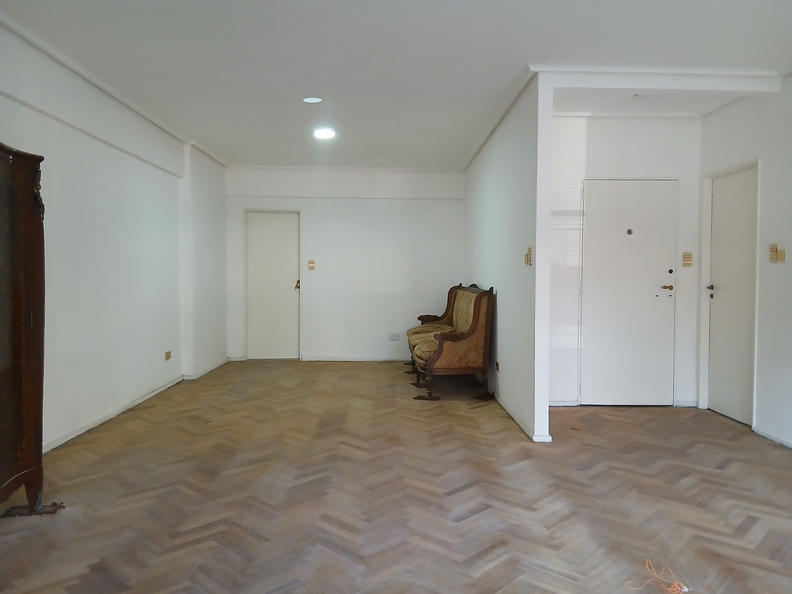 DEPARTAMENTO DE 4 AMBIENTES CON DEPENDENCIA Y ESPACIO GUARDACOCHES CUBIERTO. - 6